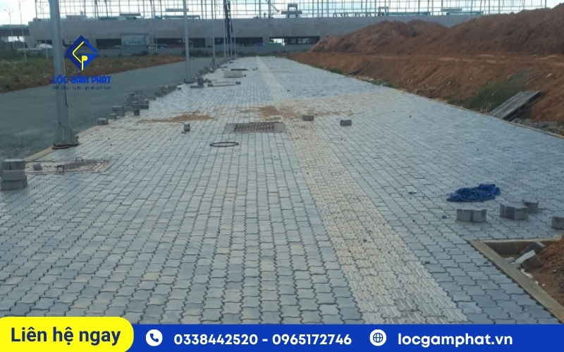 Gạch con sâu tự chèn lát nền khu công nghiệp - Lộc Gấm Phát